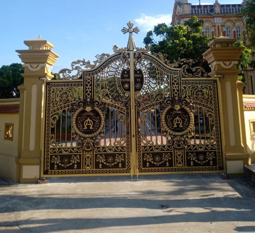 Mẫu cổng nhôm đúc đặc trưng cho công trình nhà thờ