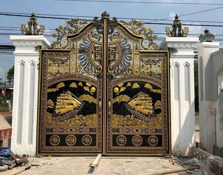 Mẫu cổng nhôm đúc Thuận bườm xuôi gió